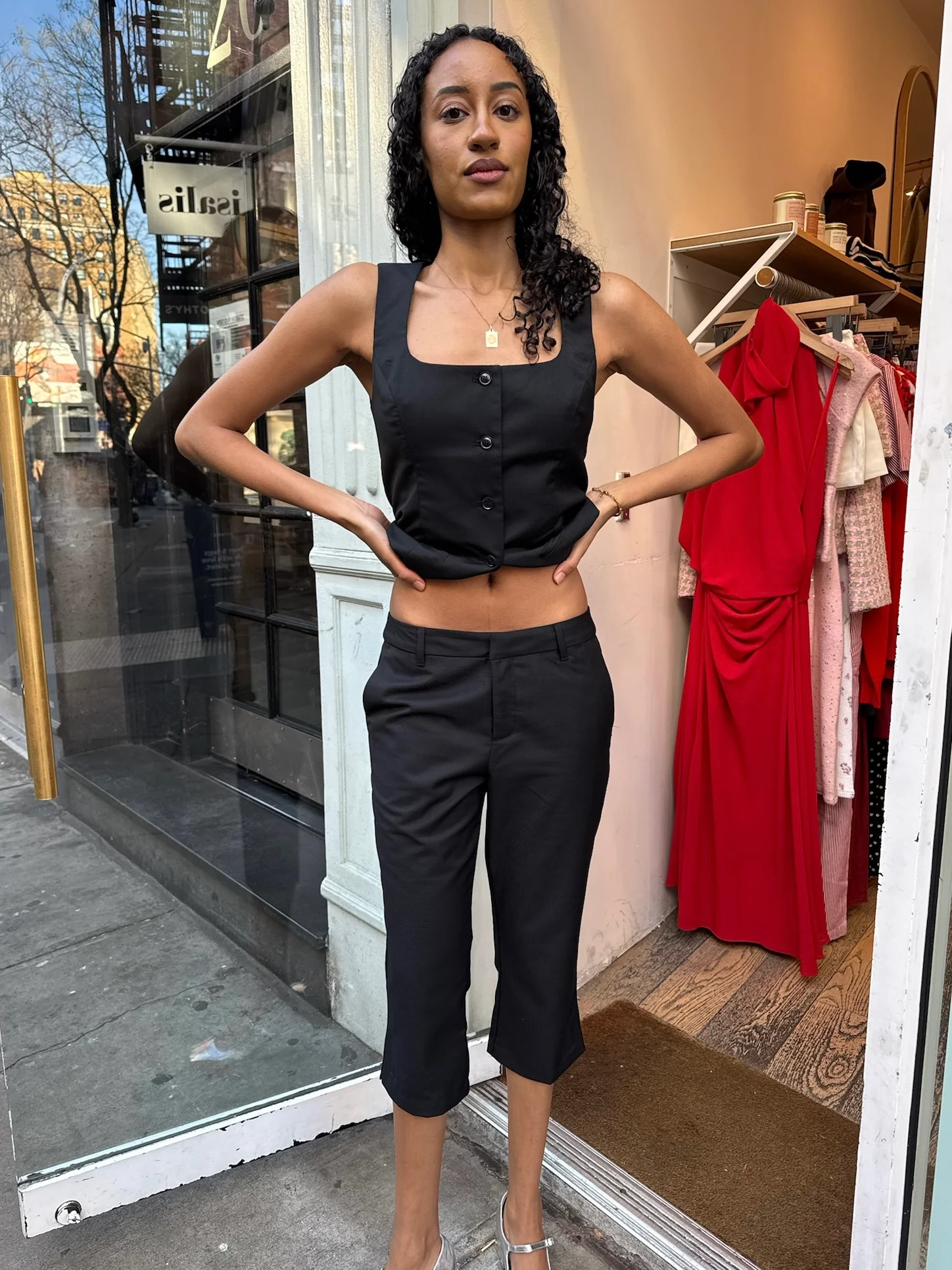 Cruz Capri in Black - Image 4