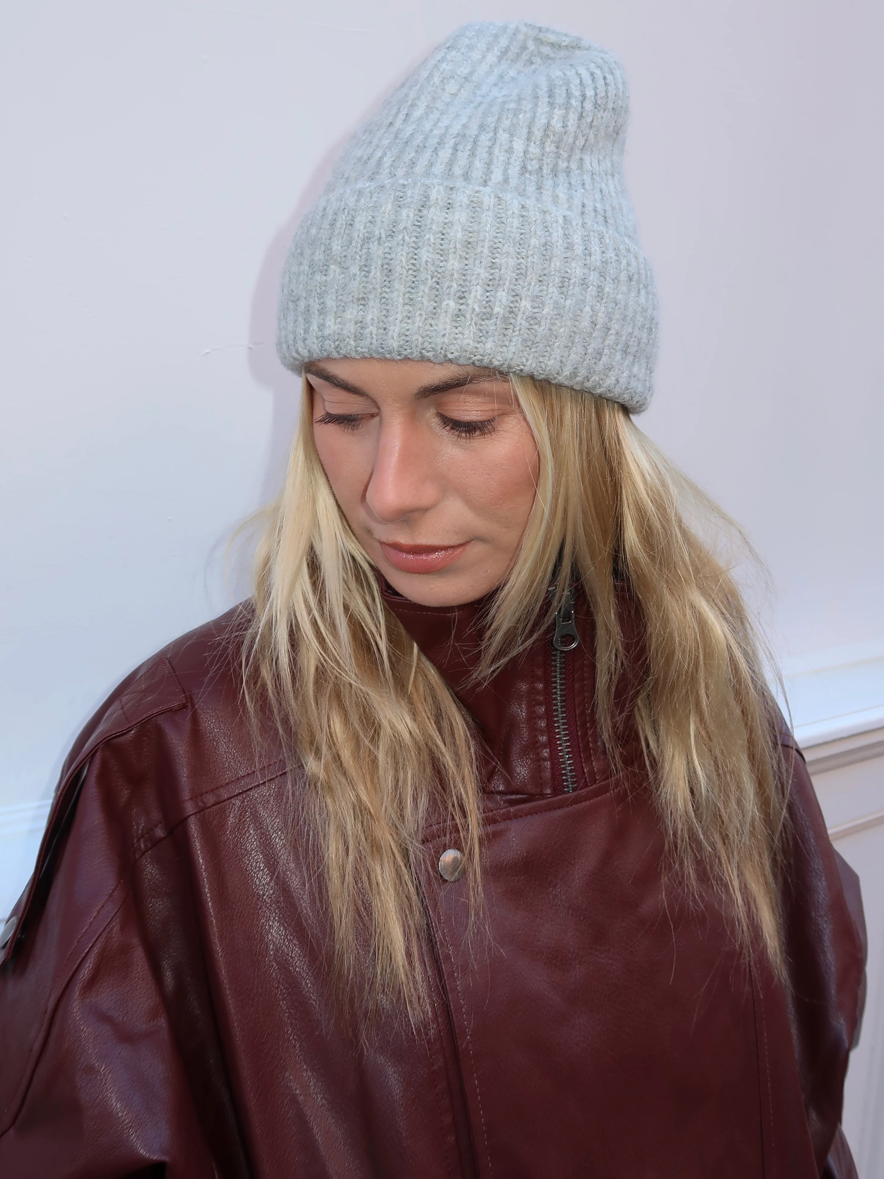 Isalis Arctic Beanie in Light Grey - Image 4