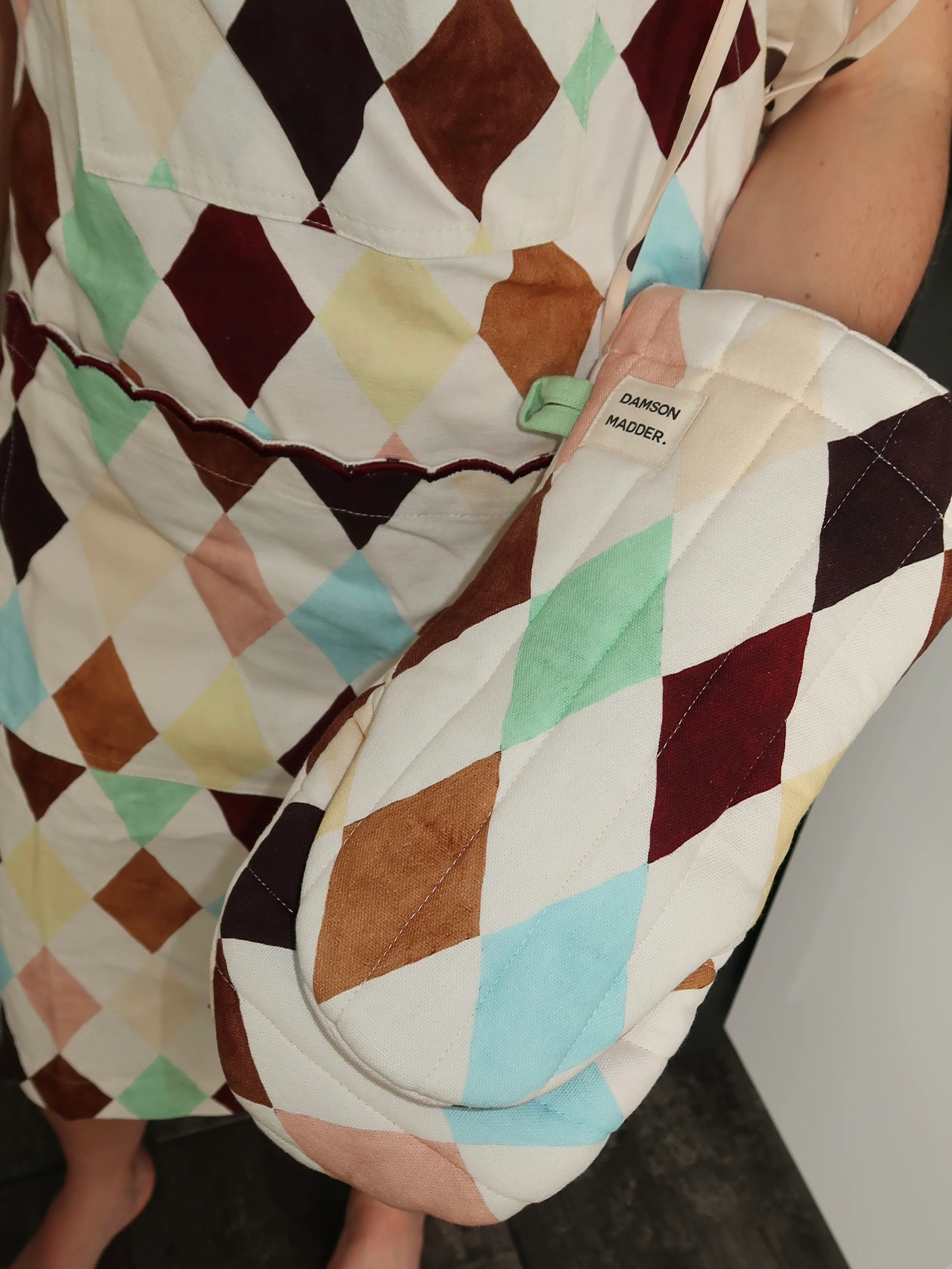 Single Oven Glove in Harlequin Multi - Image 3
