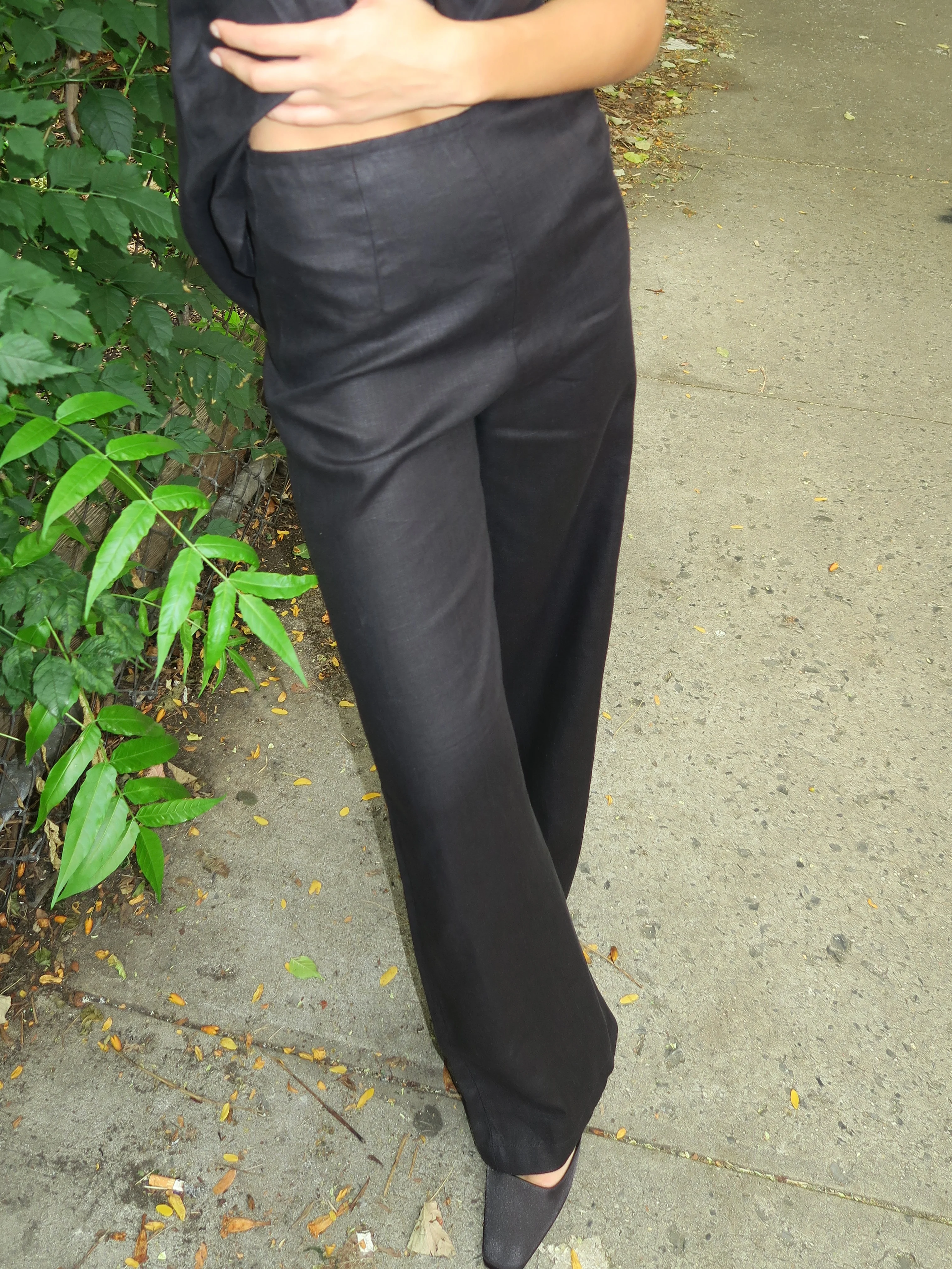 Syna Pant in Black - Image 4